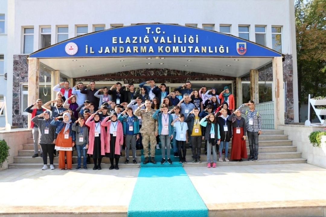 &Ouml;ğrencilerden Mehmet&ccedil;iğe  asker selamı