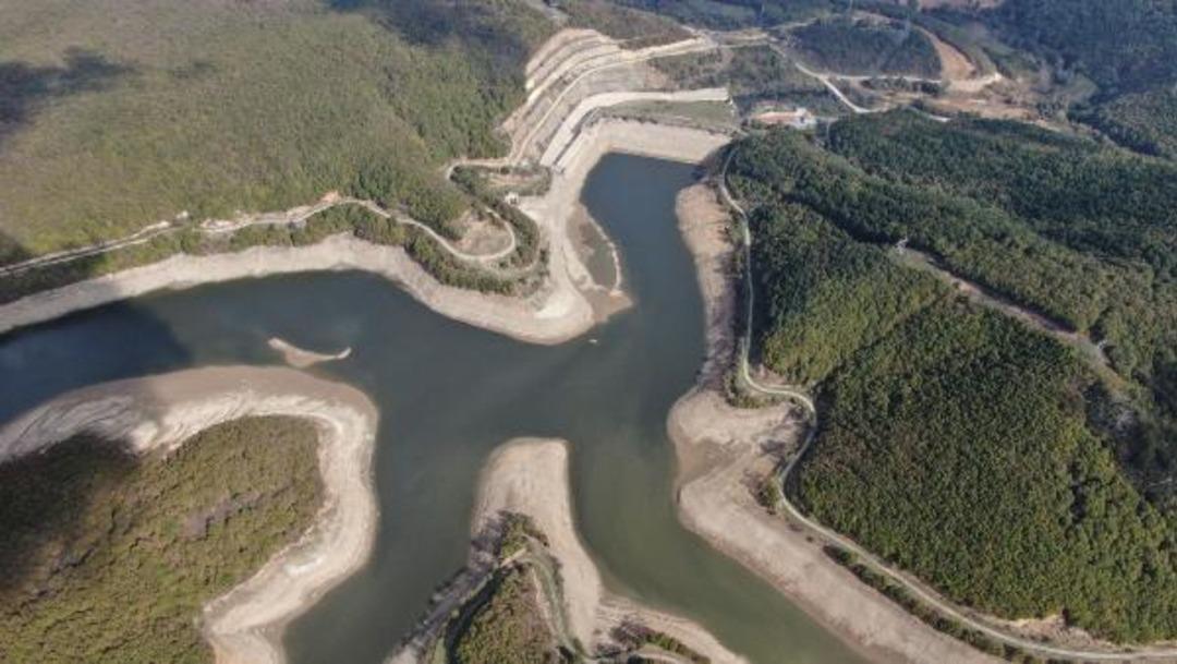 İstanbul'daki barajlarda korkutan g&ouml;r&uuml;nt&uuml;; iki baraj kullanım dışı kaldı