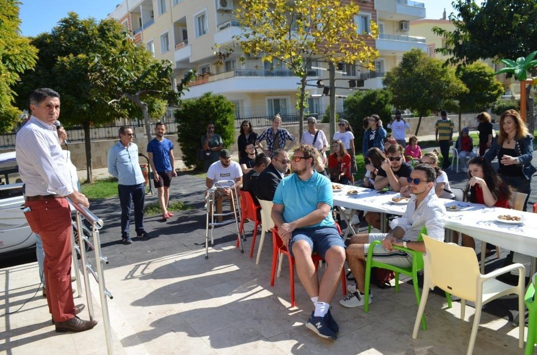 G&ouml;n&uuml;ll&uuml; gen&ccedil;lerden engellilere ziyaret