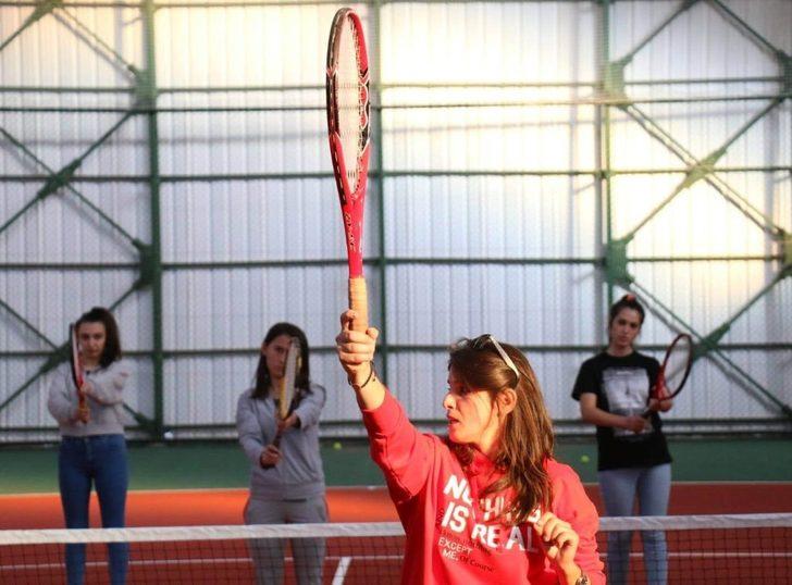Üniversiteli öğrencilere tenis kursu G1