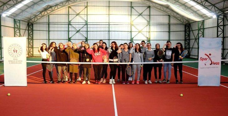 Üniversiteli öğrencilere tenis kursu G2