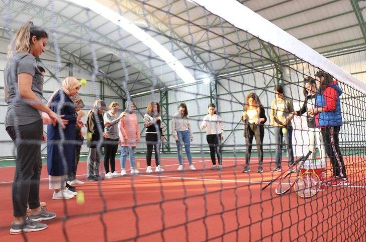 Üniversiteli öğrencilere tenis kursu G3