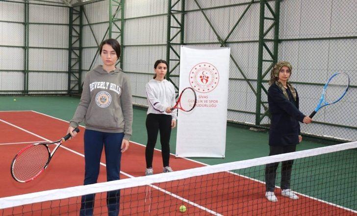 Üniversiteli öğrencilere tenis kursu G4