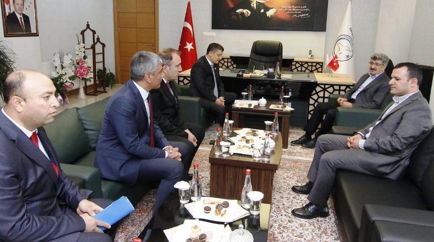 Van Valisi ve B&uuml;y&uuml;kşehir Belediyesi Başkan Vekili Mehmet Emin Bilmez&rsquo;den Erciş&rsquo;e ziyaret