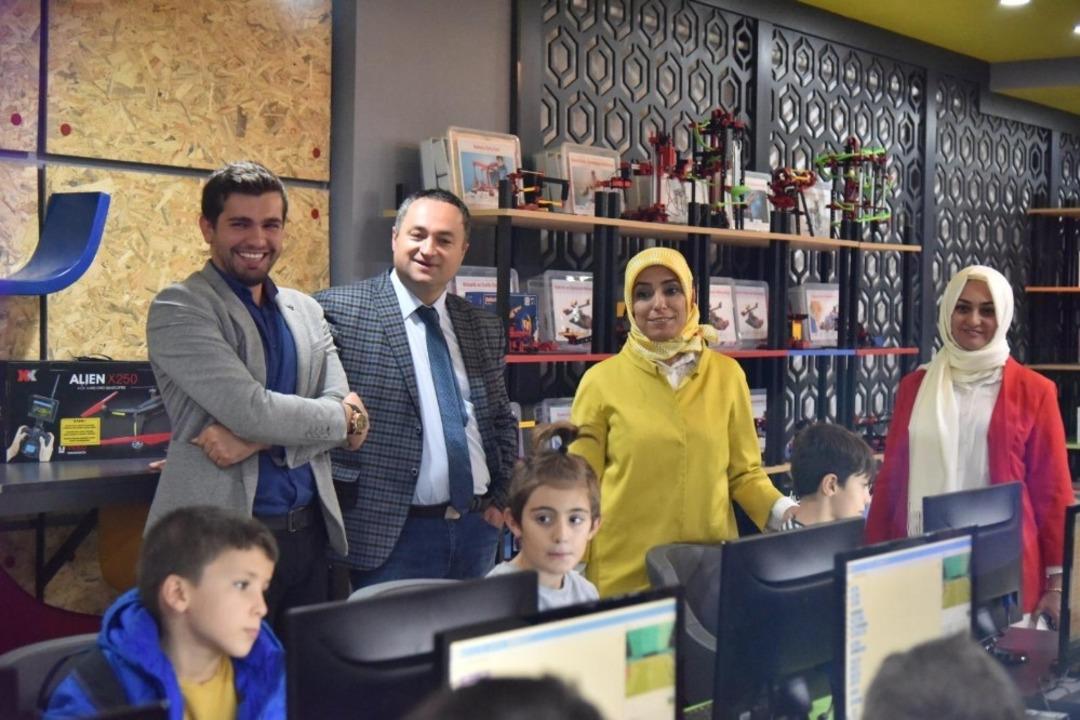 Taşkesenoğlu Ban, ET&Uuml; Mucitpark ve Kristal Girişimcilik Merkezi&rsquo;ni ziyaret etti