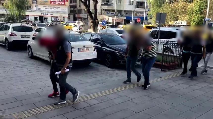 Kuşadası&rsquo;nda  &ccedil;aldılar, İzmir&rsquo;de yakalandılar