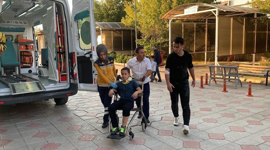 İki otomobil &ccedil;arpıştı: 4 yaralı