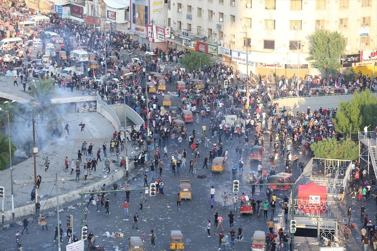 Irak'ta sular durulmuyor! G&ouml;stericiler sokaklarda, &ouml;l&uuml; sayısı y&uuml;kseliyor