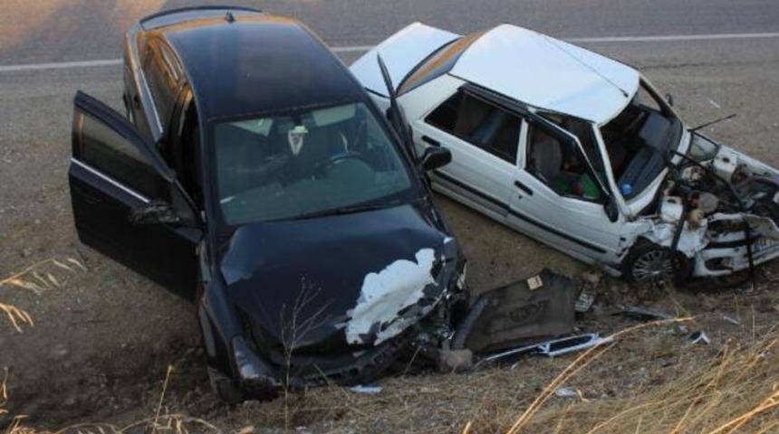 Adıyaman'da iki otomobil kafa kafaya çarpıştı: 4 yaralı