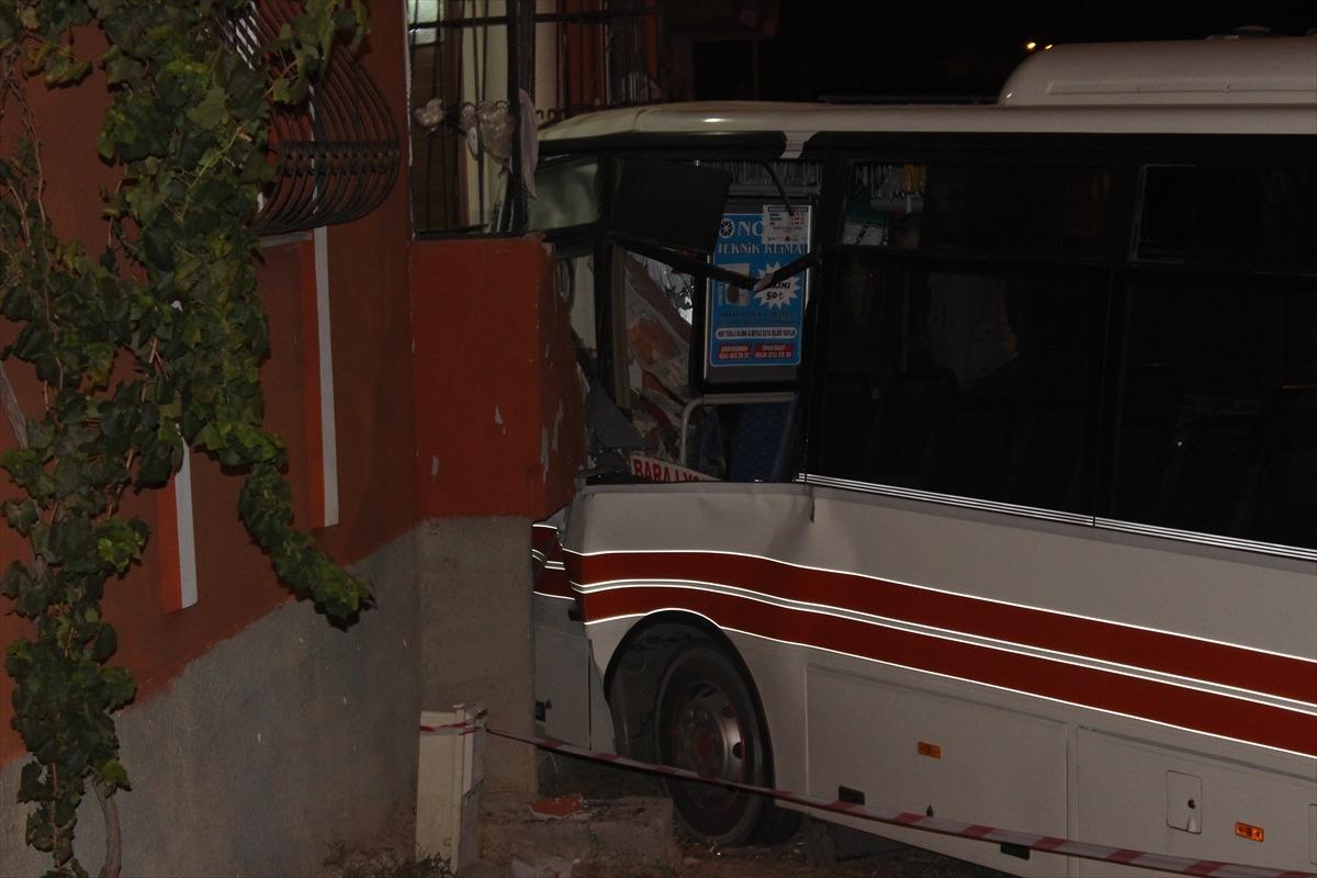Adana'da akılalmaz kaza! Kamyonetle &ccedil;arpışan halk otob&uuml;s&uuml; evin balkonuna daldı!