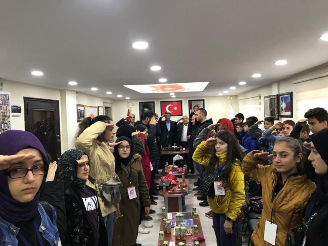 Kocaeli&rsquo;nden Hakkari&rsquo;ye gelen &ouml;ğrencilerden asker selamı