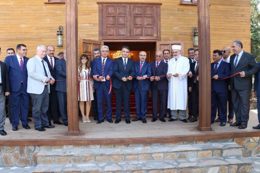 İş insanı vefat eden eşi i&ccedil;in mescit yaptırdı