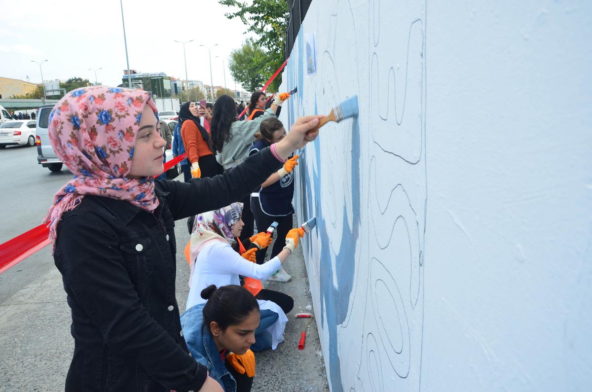 &Uuml;niversiteliler, ilkokul duvarlarını renklendirdi