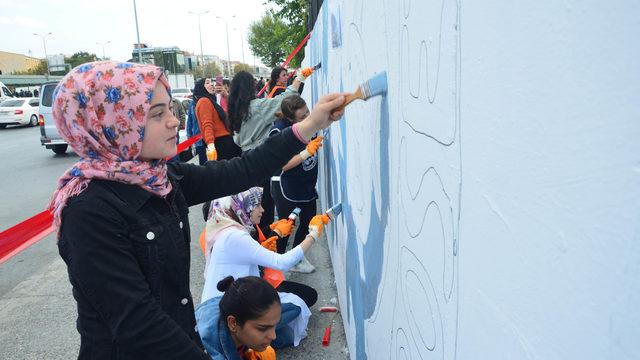 Üniversiteliler, ilkokul duvarlarını renklendirdi