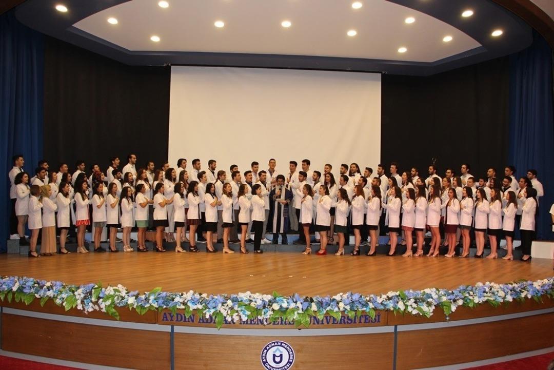 Gen&ccedil; diş hekimleri beyaz &ouml;nl&uuml;klerini giydi