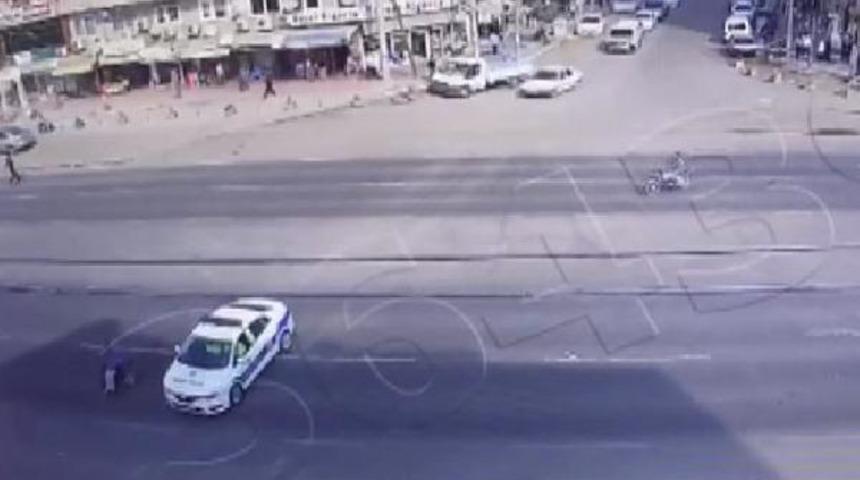 Mardin'de engelli vatandaşa trafik polislerinden yardım! Kalkan oldular