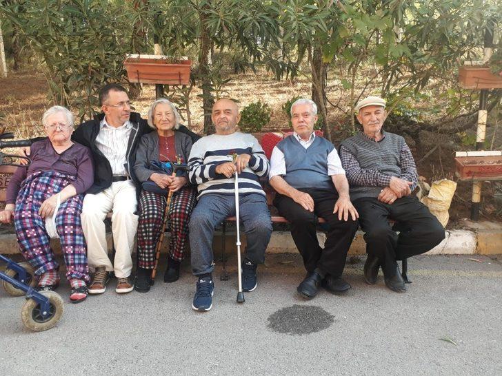 Sancak Derneğinin gençleri yaşlılarla buluştu G1