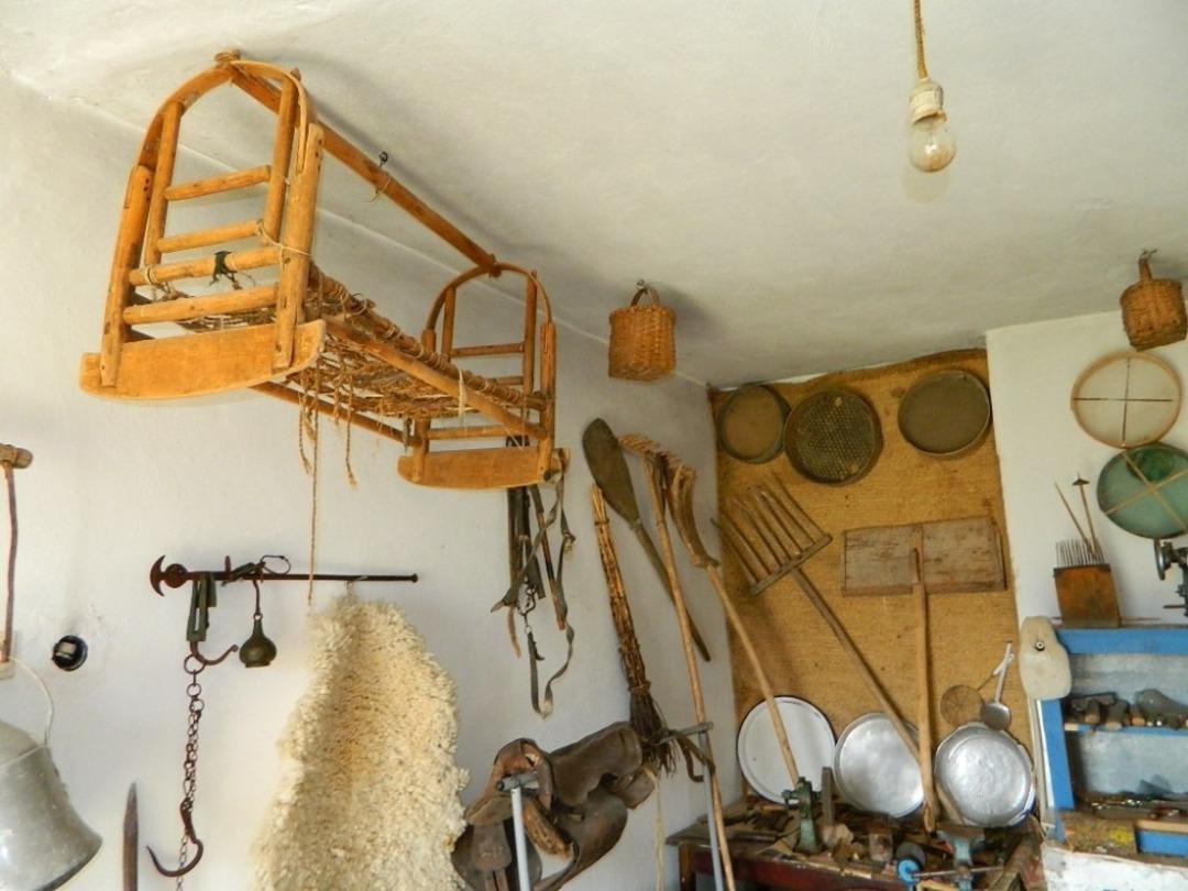 Topladığı tarihi eşyalarla evini m&uuml;zeye &ccedil;evirdi