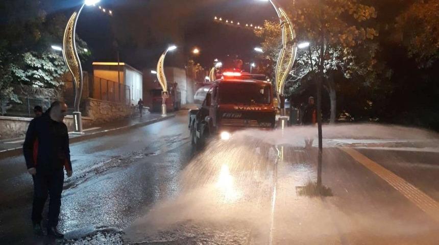 Hakkari Belediyesinden yol yıkama &ccedil;alışması