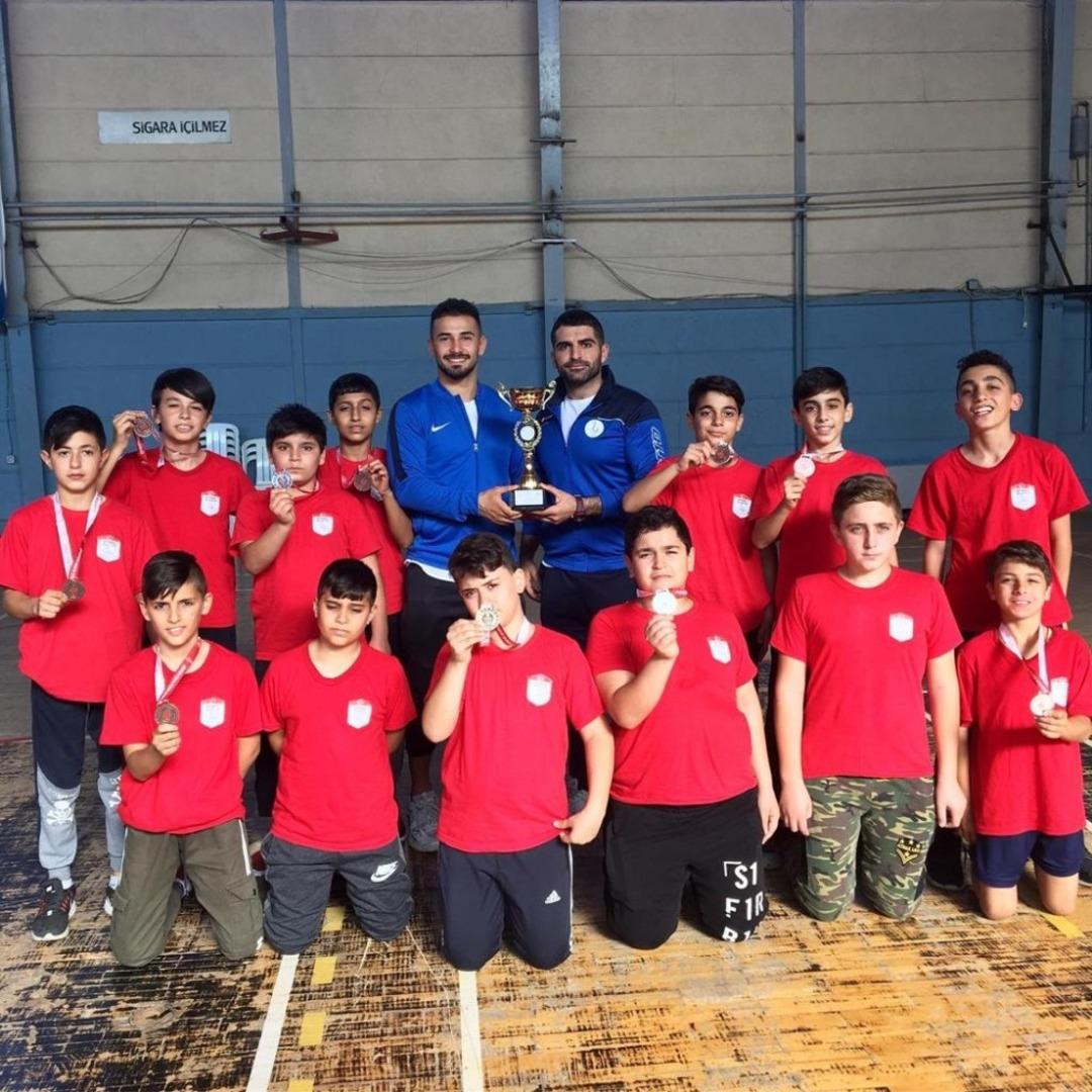 Bayraklılı g&uuml;reş&ccedil;iler madalyaları topladı