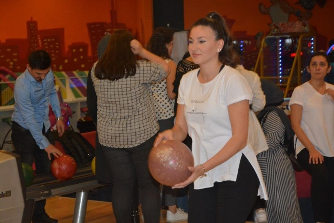 İzmit Belediyesi &ccedil;alışanları, bowling turnuvasıyla stres attı