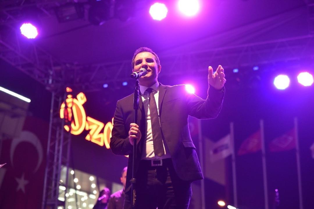 Cumhuriyet coşkusu Rafet El Roman ile yaşandı