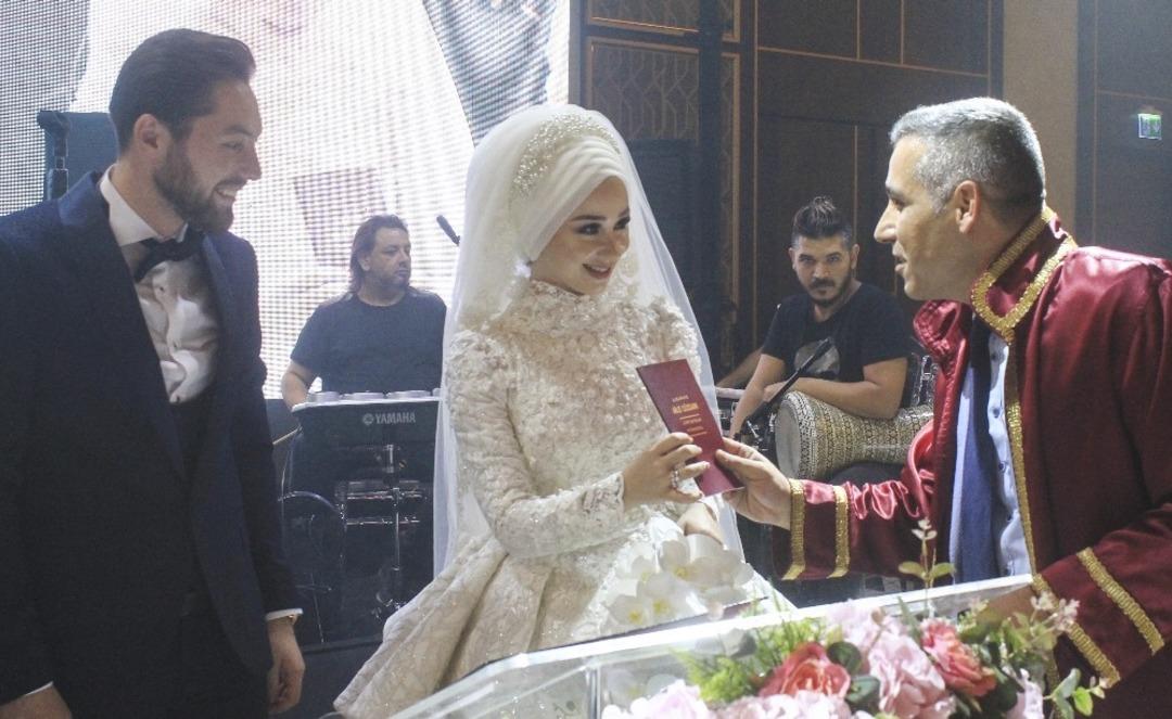 İşadamı Bab&uuml;roğlu&rsquo;nun  kızı d&uuml;nya evine girdi