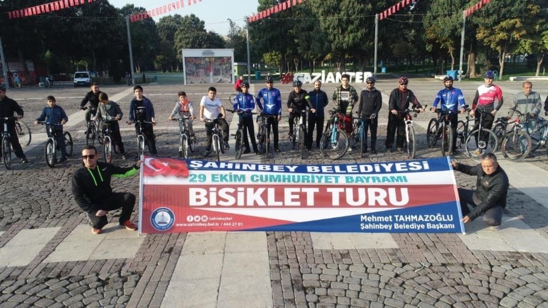 Tahmazoğlu vatandaşlarla Cumhuriyet i&ccedil;in pedal &ccedil;evirdi