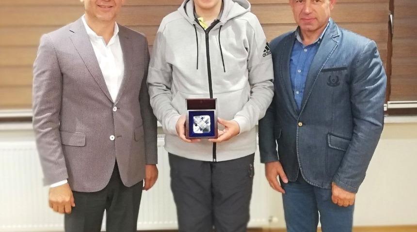 D&uuml;nya ikincisi boks&ouml;rden iş adamına ziyaret