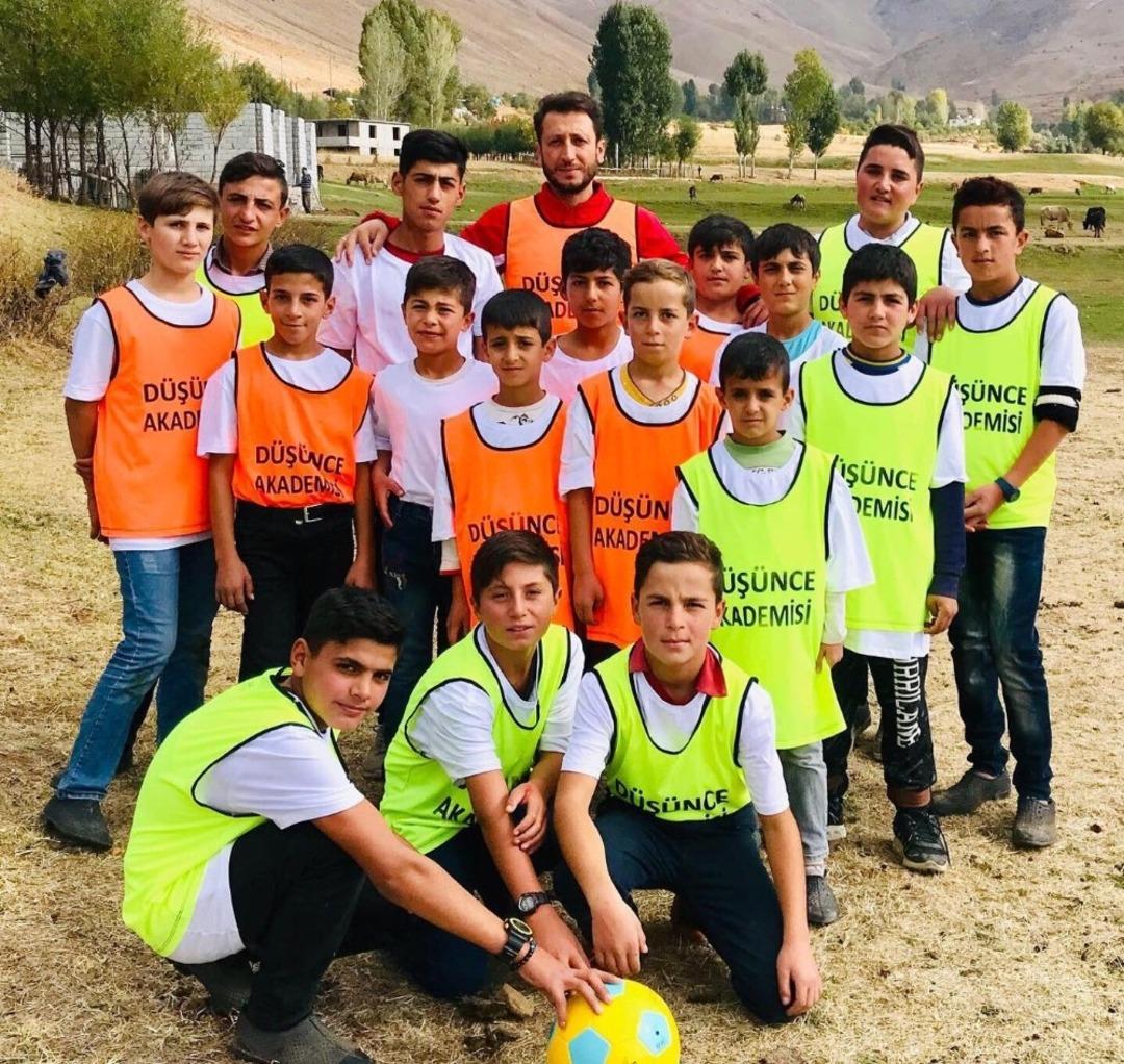 Eski atletten k&ouml;y &ccedil;ocuklarına forma ve top desteği