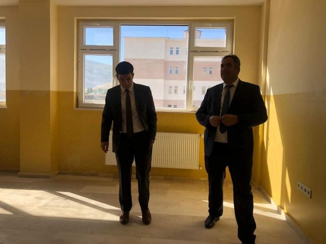 Hask&ouml;y Kaymakamı G&uuml;neş, okul inşaatında incelemelerde bulundu