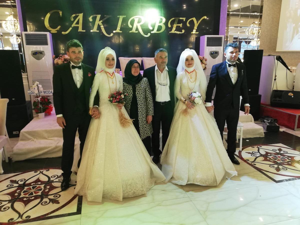 Bu d&uuml;ğ&uuml;nde gelinler de damatlar da ikiz