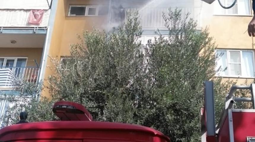Apartmanın 4. katında &ccedil;ıkan yangın paniğe neden oldu