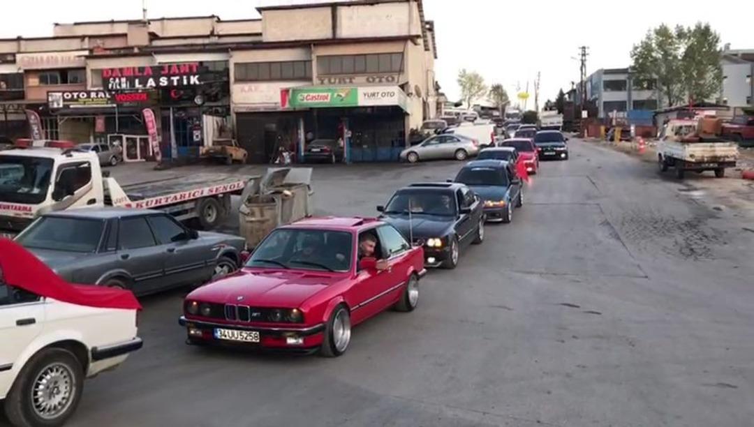 Otomobil tutkunlarından &lsquo;Cumhuriyet&rsquo; konvoyu