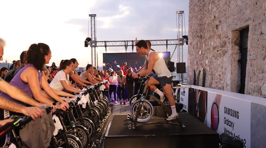 Samsung, pedallayarak Kız Kulesi’ni renklendirdi