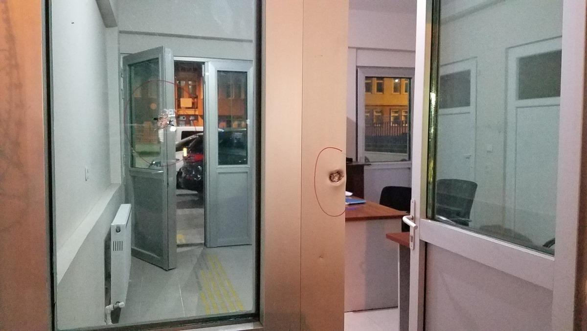 Kızıyla g&ouml;r&uuml;şmesini istemediği kişiye polis merkezi &ouml;n&uuml;nde ateş a&ccedil;tı