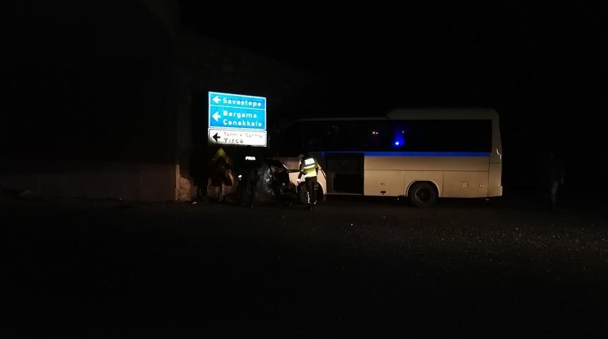 Manisa'da maden iş&ccedil;ilerini taşıyan servis ile kamyon &ccedil;arpıştı: 26 yaralı