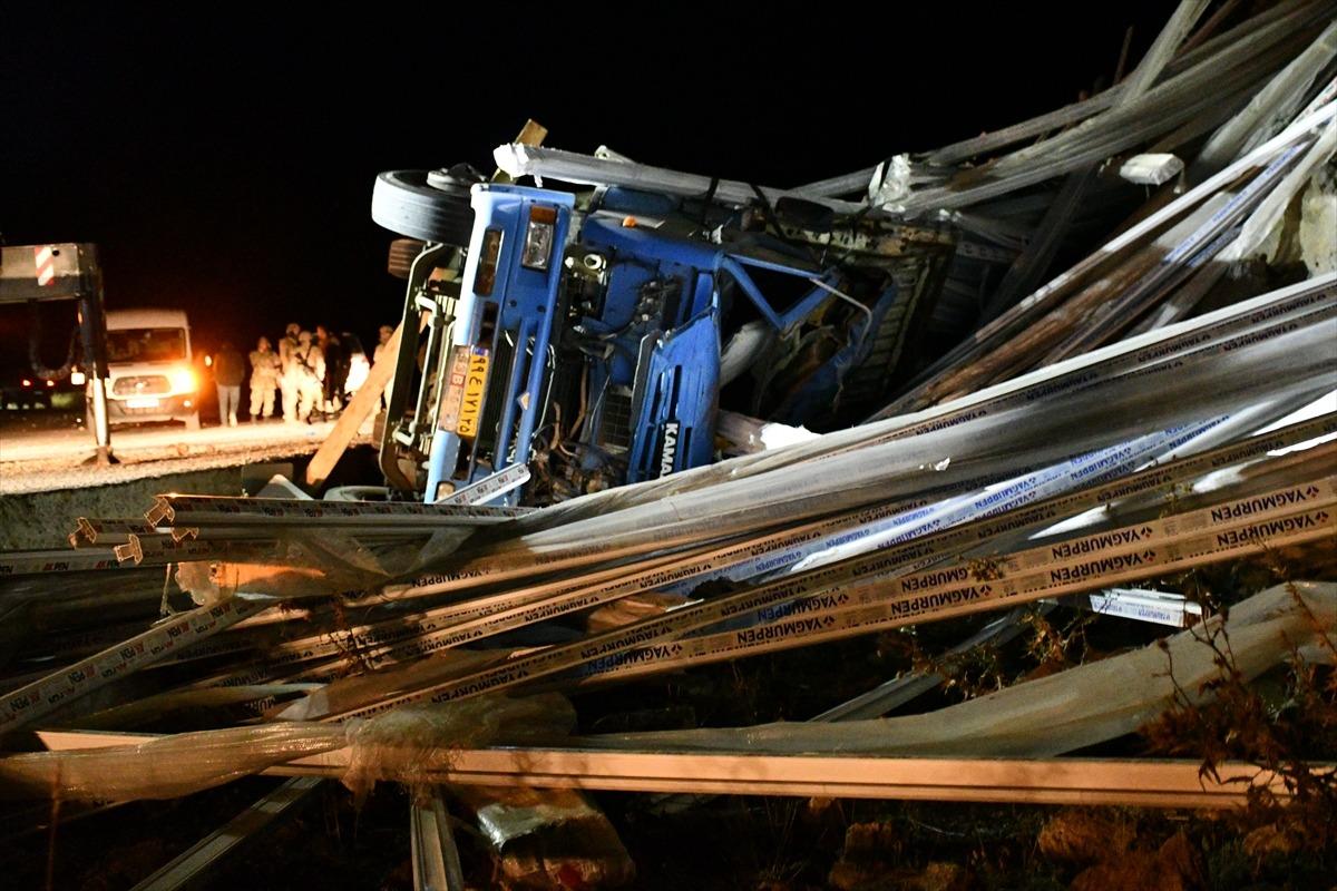 Ağrı'da TIR şarampole devrildi: 1 &ouml;l&uuml;, 1 yaralı