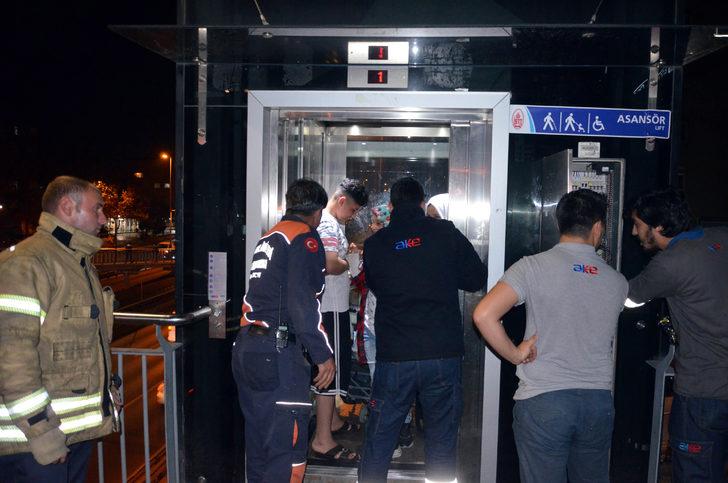 Metrobüs durağındaki asansörde 45 dakika mahsur kaldılar G1