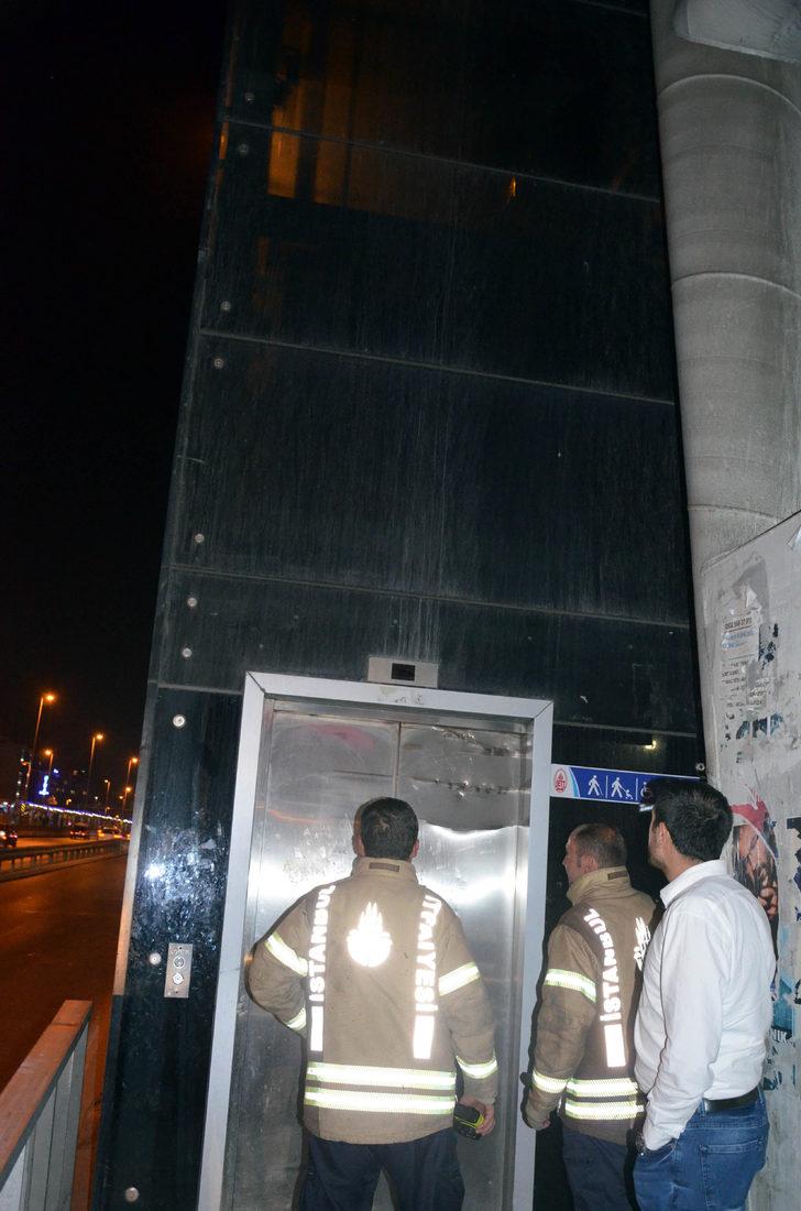 Metrobüs durağındaki asansörde 45 dakika mahsur kaldılar G2