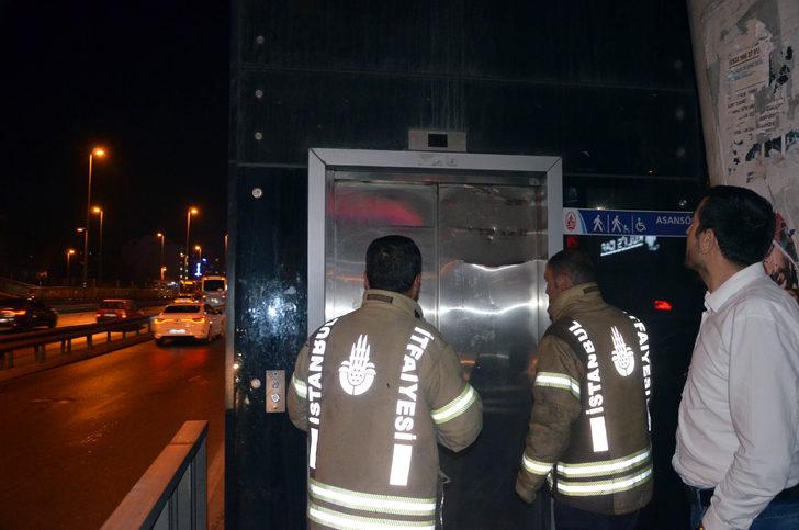 Metrobüs durağındaki asansörde 45 dakika mahsur kaldılar G3