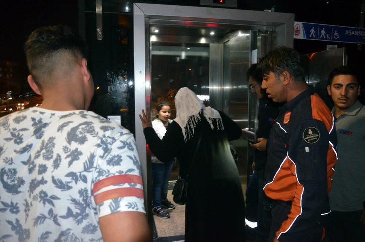 Metrobüs durağındaki asansörde 45 dakika mahsur kaldılar G4