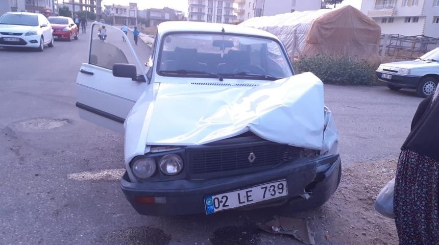 Adıyaman&rsquo;da iki otomobil &ccedil;arpıştı: 2 yaralı