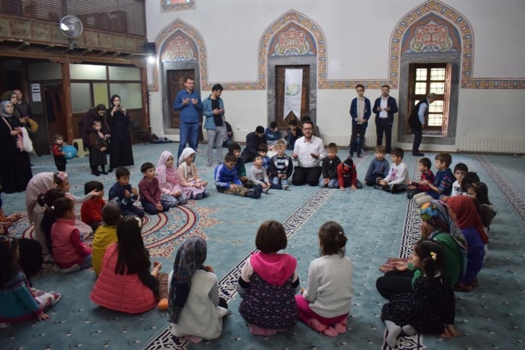 &Ccedil;ocuklar camide buluşuyor