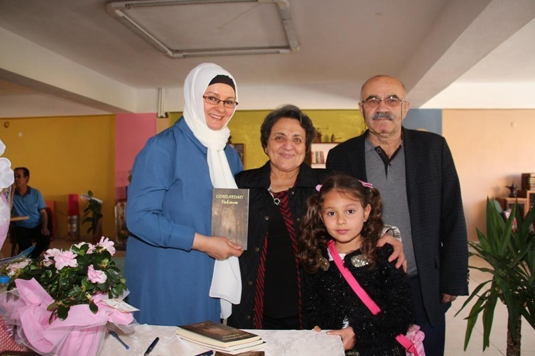 Ev hanımı yazdığı şiir kitabına imza g&uuml;n&uuml; yaptı