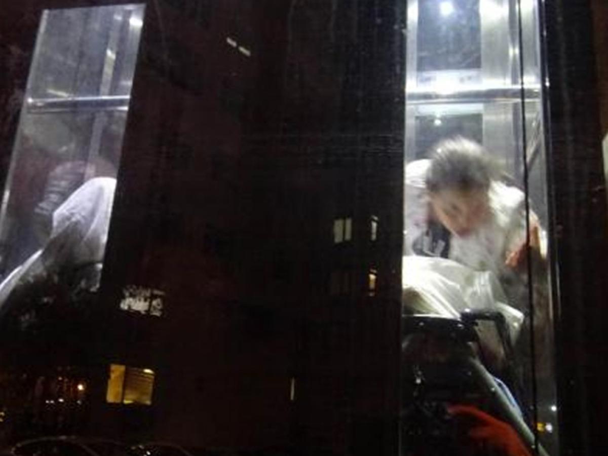 Metrob&uuml;s durağındaki asans&ouml;rde 45 dakika mahsur kaldılar