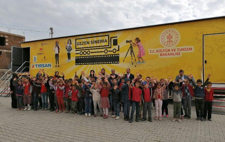 Köy okulu öğrencileri ilk kez sinemayla buluştu G3