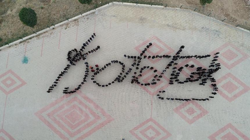 Öğrencilerin ‘Atatürk İmzası’ koreografisi büyük beğeni topladı