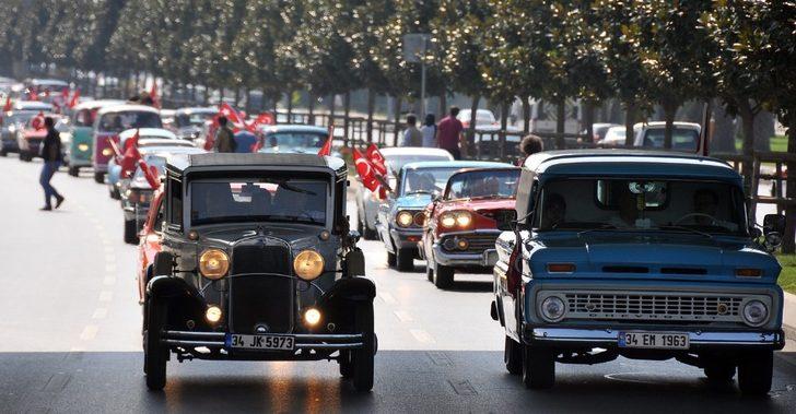 Köprüde klasik araçlarla “Çok Yaşa Cumhuriyet ” konvoyu G3