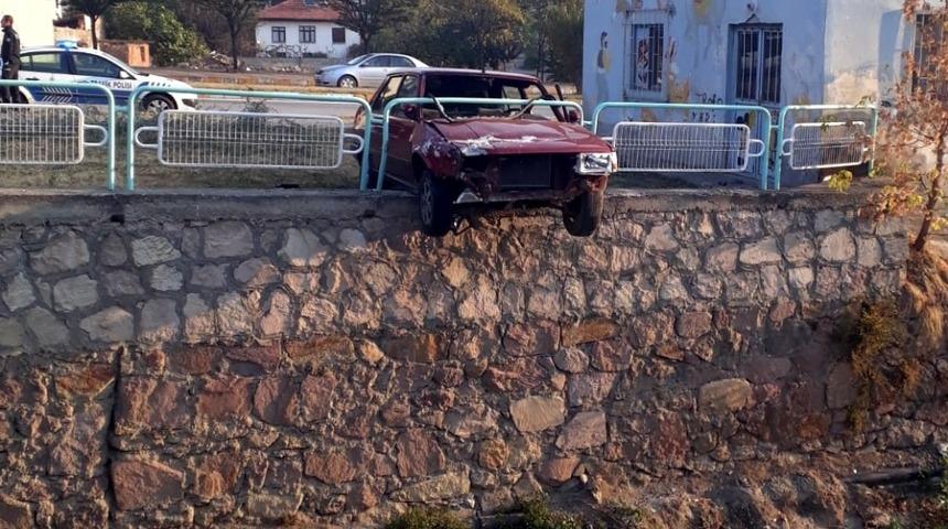 Otomobil, &ccedil;aya u&ccedil;maktan son anda kurtuldu